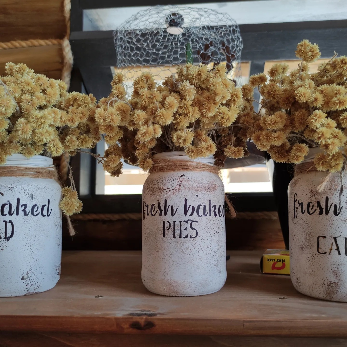 Detalhe da decoração autoral com flores secas